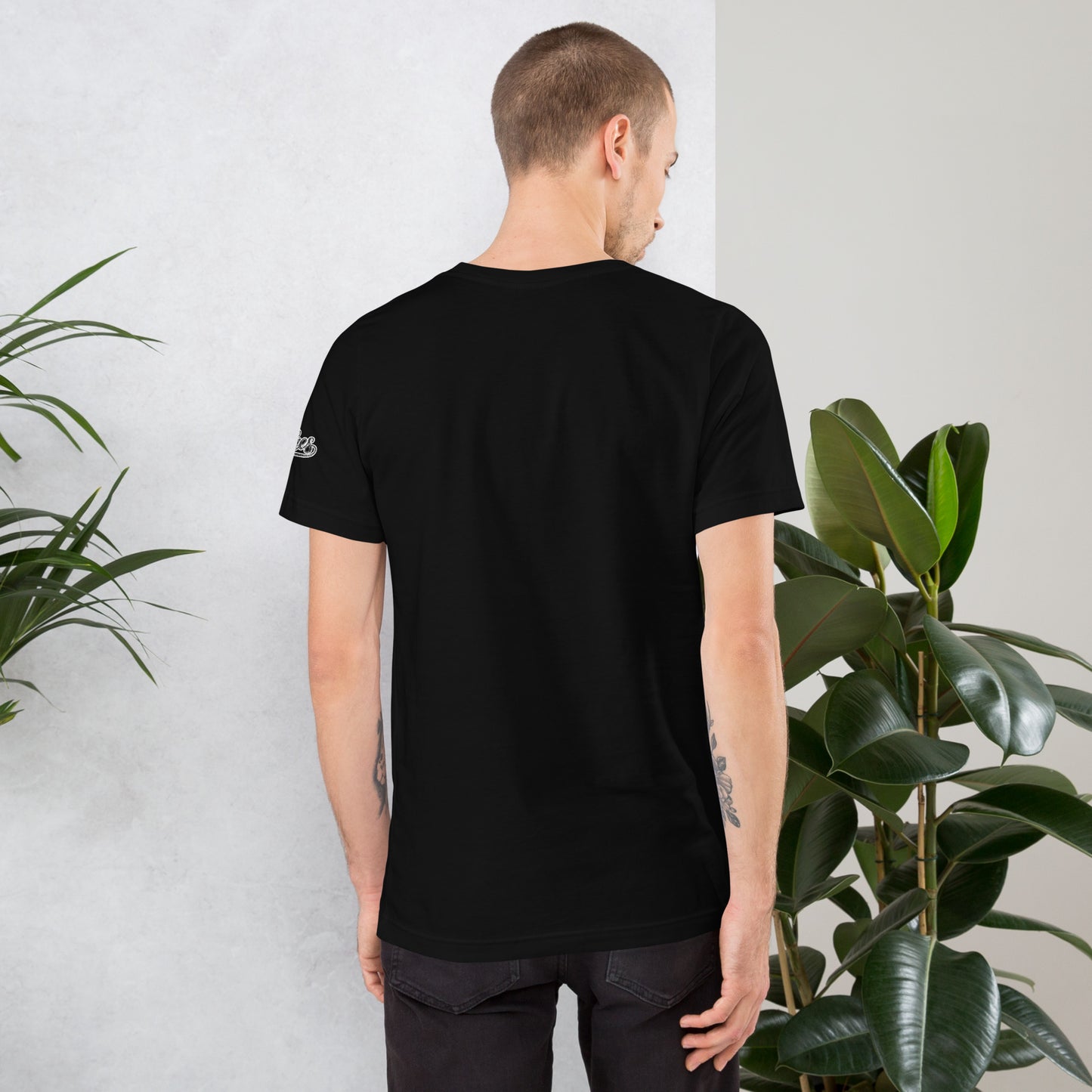 Modelo luciendo camiseta negra lisa de la marca Bofetadas, colección 'Marca', vista trasera sin impresión.
