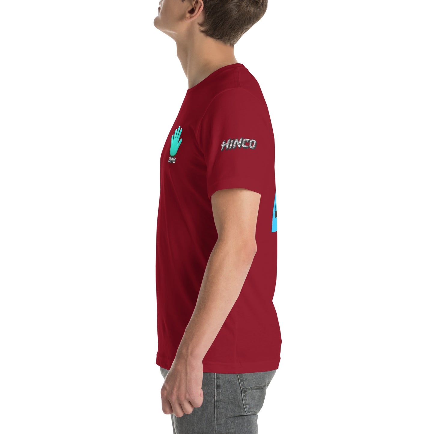 Un modelo luce una camiseta roja de Bofetadas de la colección irreverentes. En la vista lateral muestra la impresión del texto "Hinco" en la manga y se aprecia el logo de Bofetadas en el pecho.