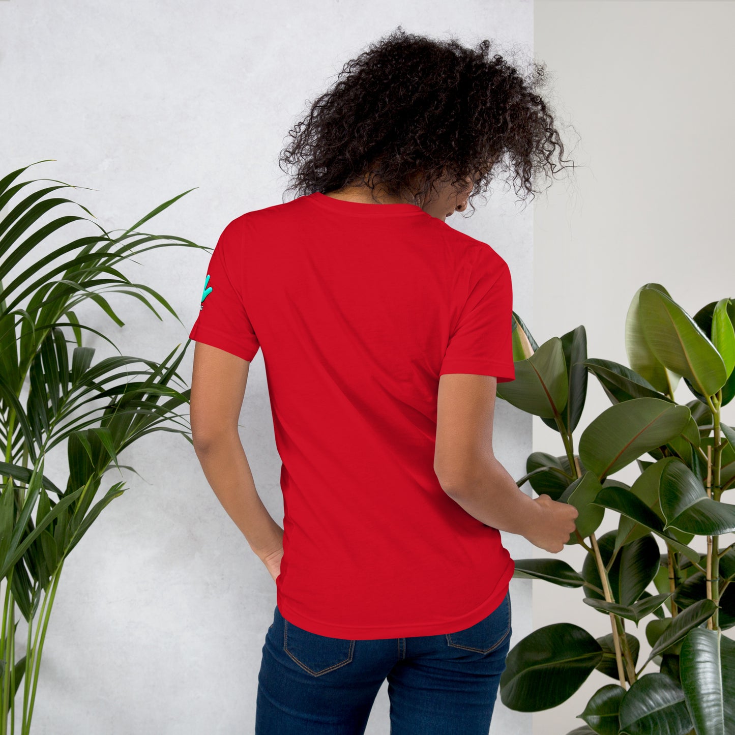 Vista trasera de la camiseta roja de la colección Irreverentes de Bofetadas. Diseño liso sin estampado.