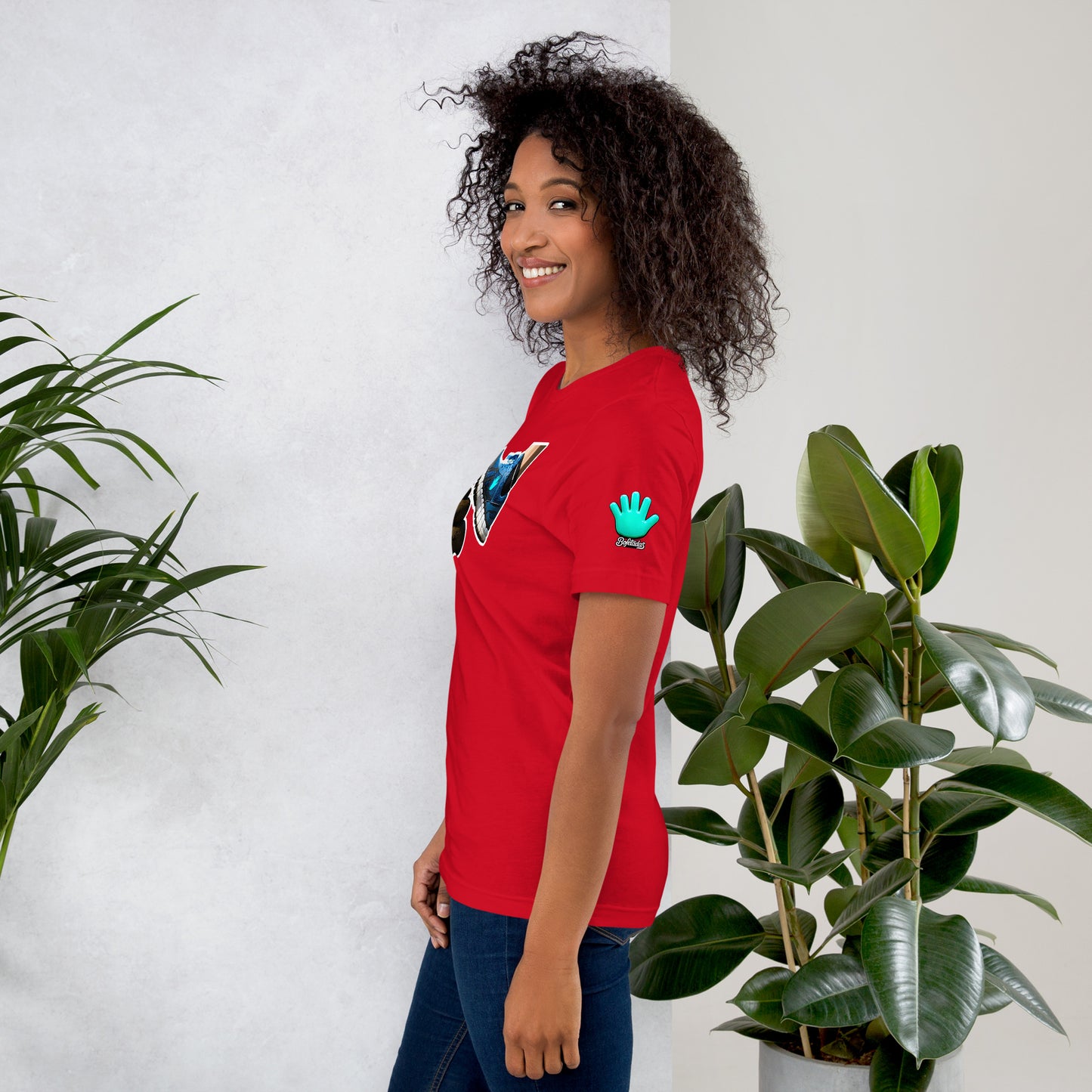 Vista lateral de la camiseta roja colección Irreverentes de Bofetadas con el diseño de caca y zapatilla. Logotipo de Bofetadas visible en la manga. Colección con toque de humor.