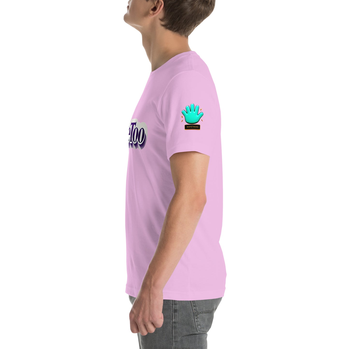 Modelo mostrando la vista lateral de camiseta rosa de manga corta, marca Bofetadas, colección 'Causas Sociales', con el logotipo de una mano azul en la manga.