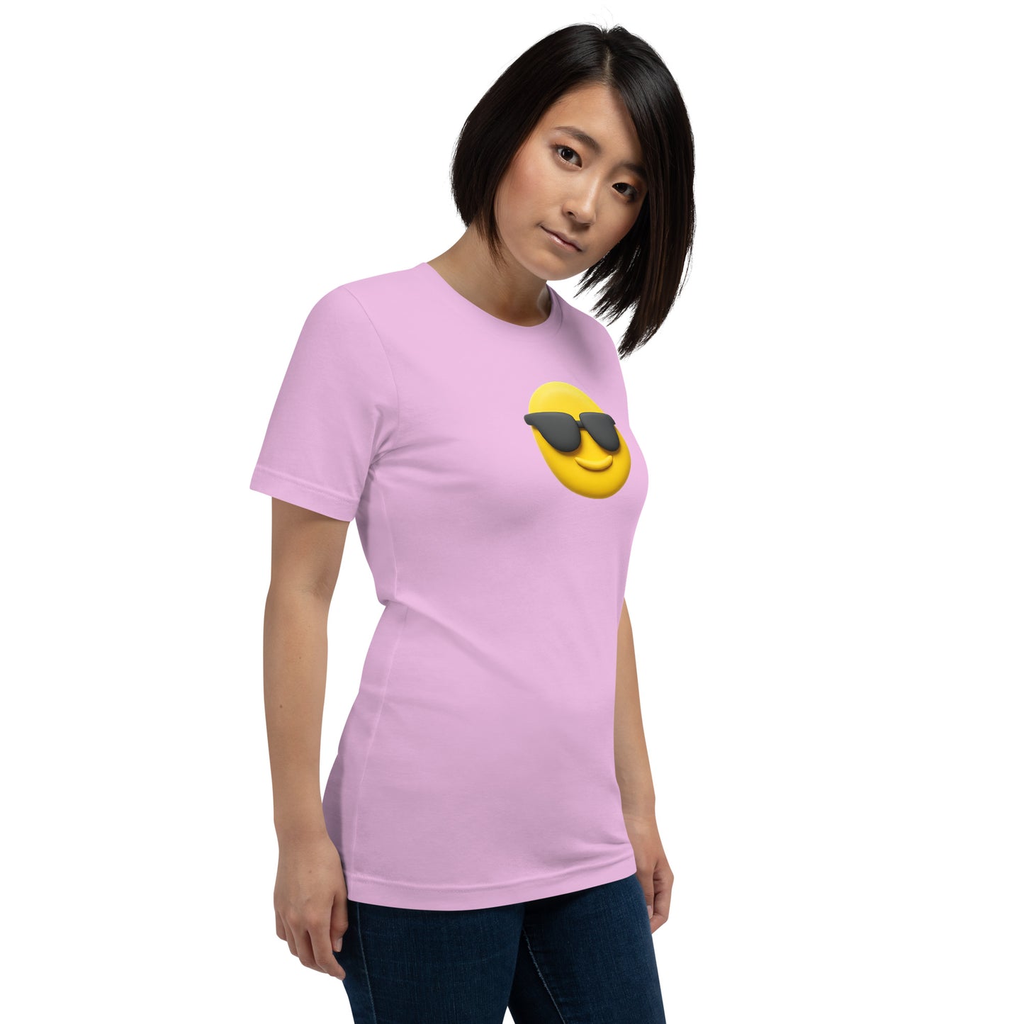 Modelo luciendo camiseta rosa de manga corta marca Bofetadas, colección 'Emojis', con emoji macarra con gafas de sol.