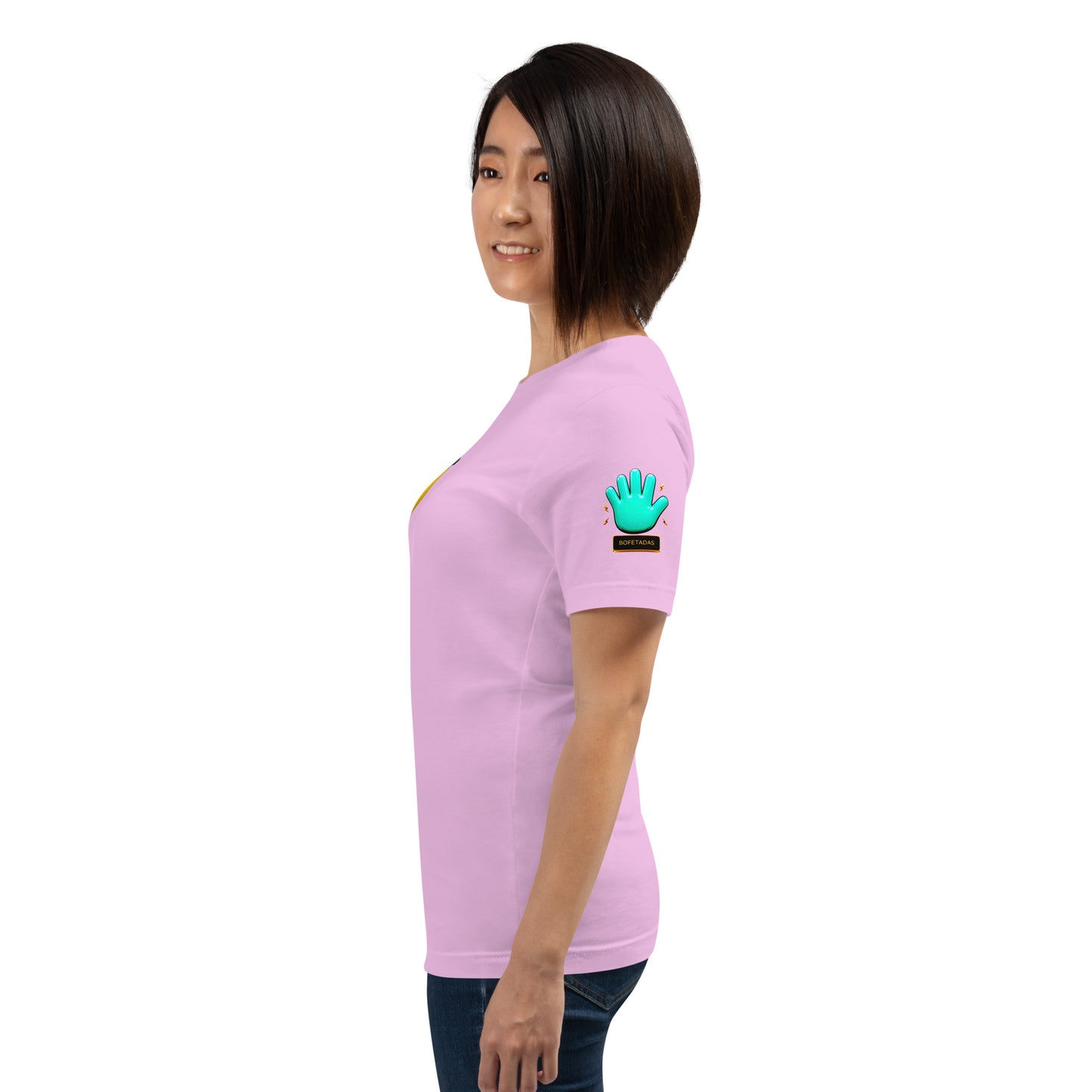 Modelo mostrando la vista lateral de camiseta rosa de manga corta, marca Bofetadas, colección 'Emojis', con el logotipo de una mano azul en la manga.