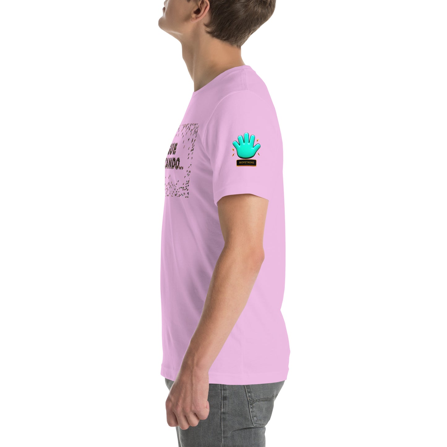 Modelo mostrando la vista lateral de camiseta rosa de manga corta, marca Bofetadas, colección 'Frases y Mensajes', con el logotipo de una mano azul en la manga.