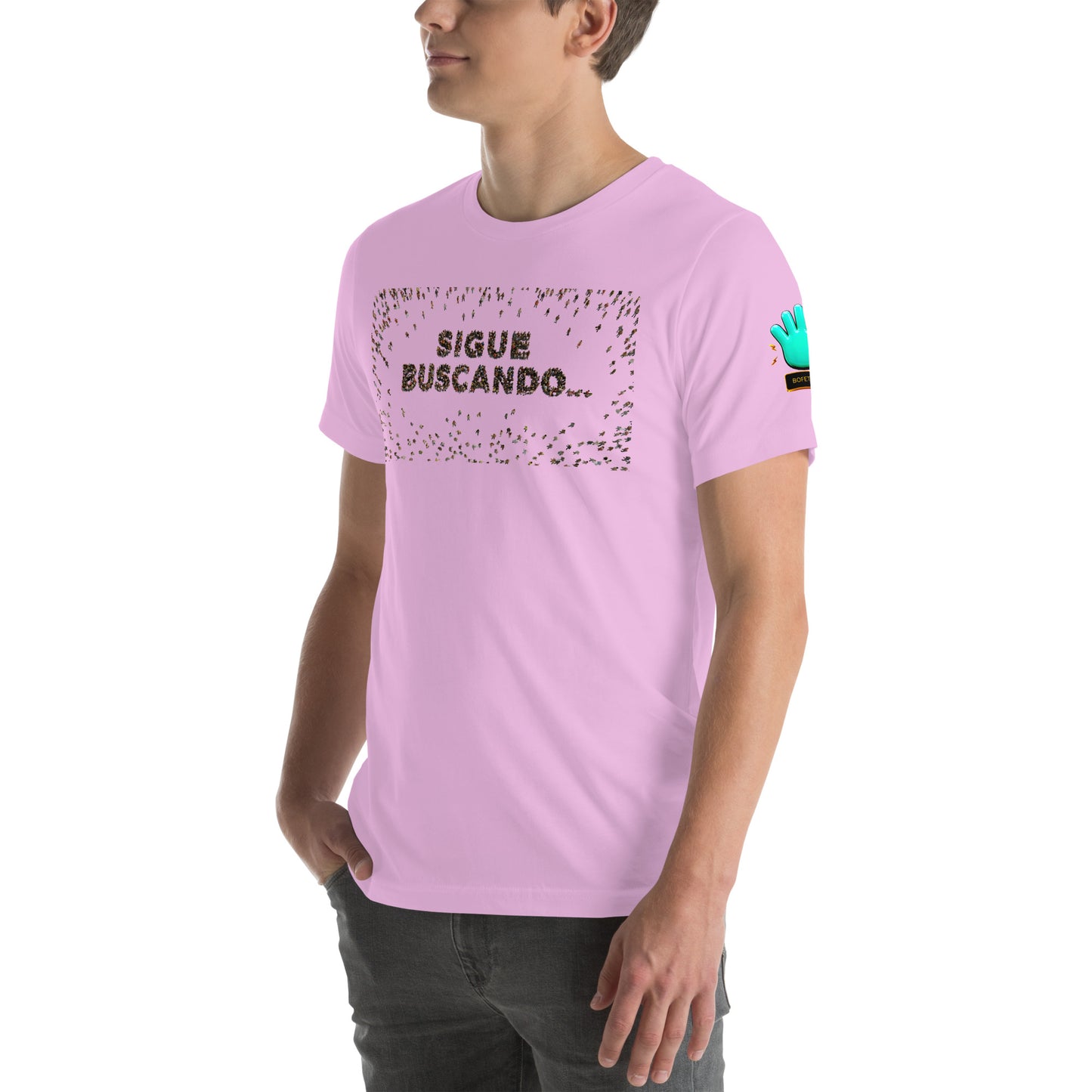 Modelo luciendo camiseta rosa de manga corta marca Bofetadas, colección 'Frases y Mensajes', con texto 'sigue buscando' y rectángulo formado por personas en vista aérea.