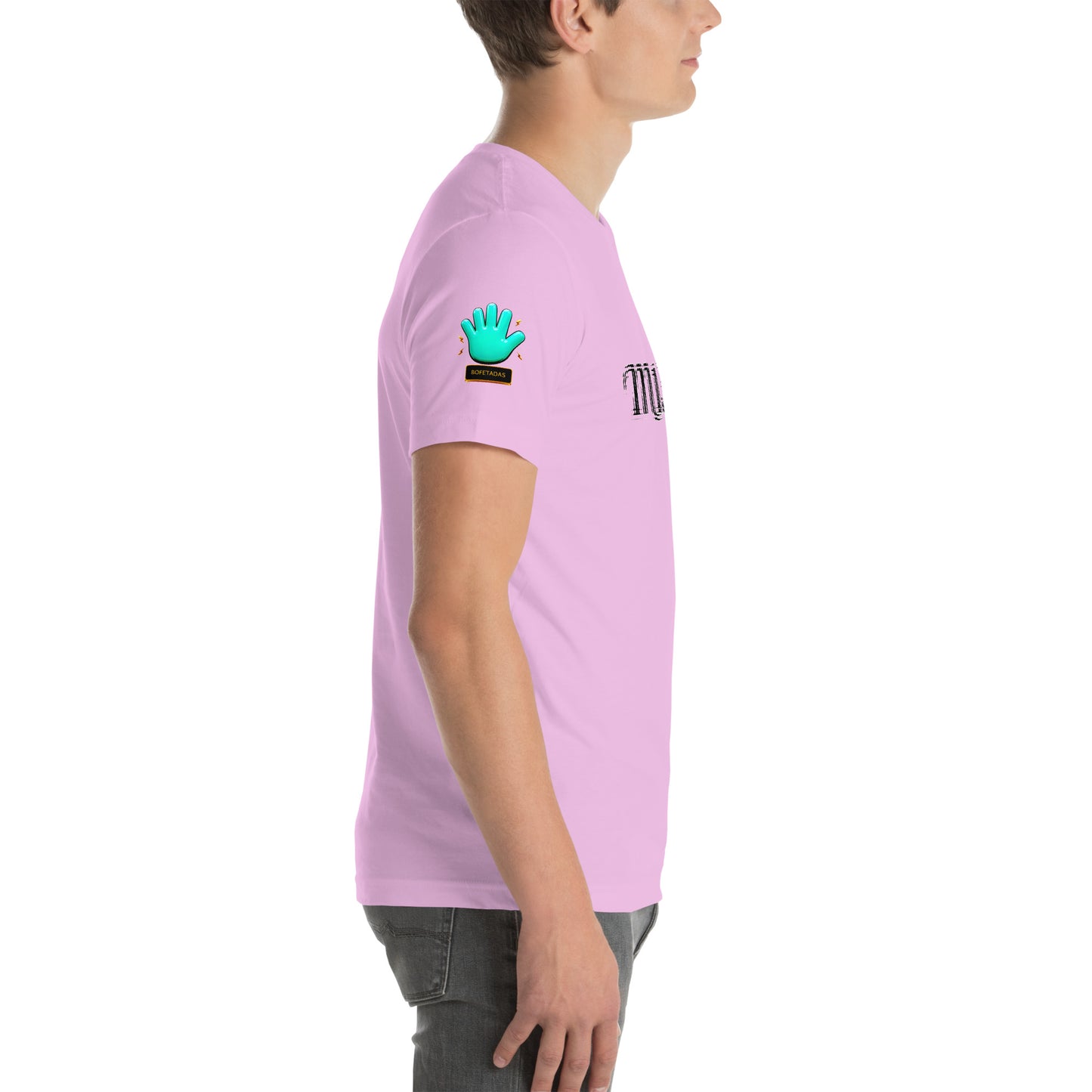 Modelo mostrando la vista lateral de camiseta rosa de manga corta, marca Bofetadas, colección 'Irreverentes', con el logotipo de una mano azul en la manga.