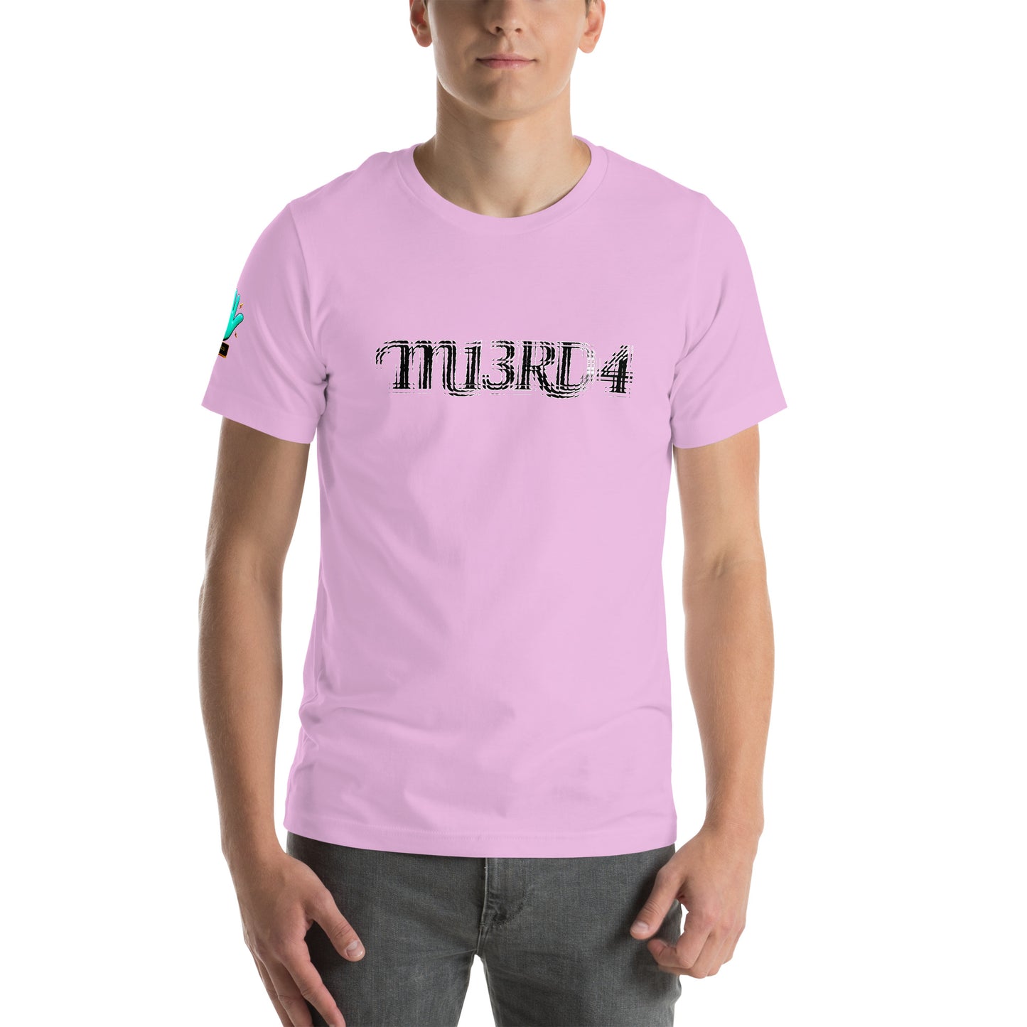 Modelo mostrando vista frontal de camiseta rosa de manga corta marca Bofetadas, colección 'Irreverentes', con texto 'M13RD4' en blanco y negro borroso.