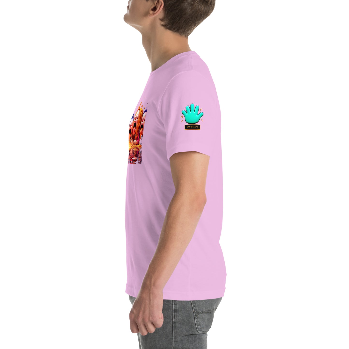 Modelo mostrando la vista lateral de camiseta rosa de manga corta, marca Bofetadas, colección 'Pop', con el logotipo de una mano azul en la manga.