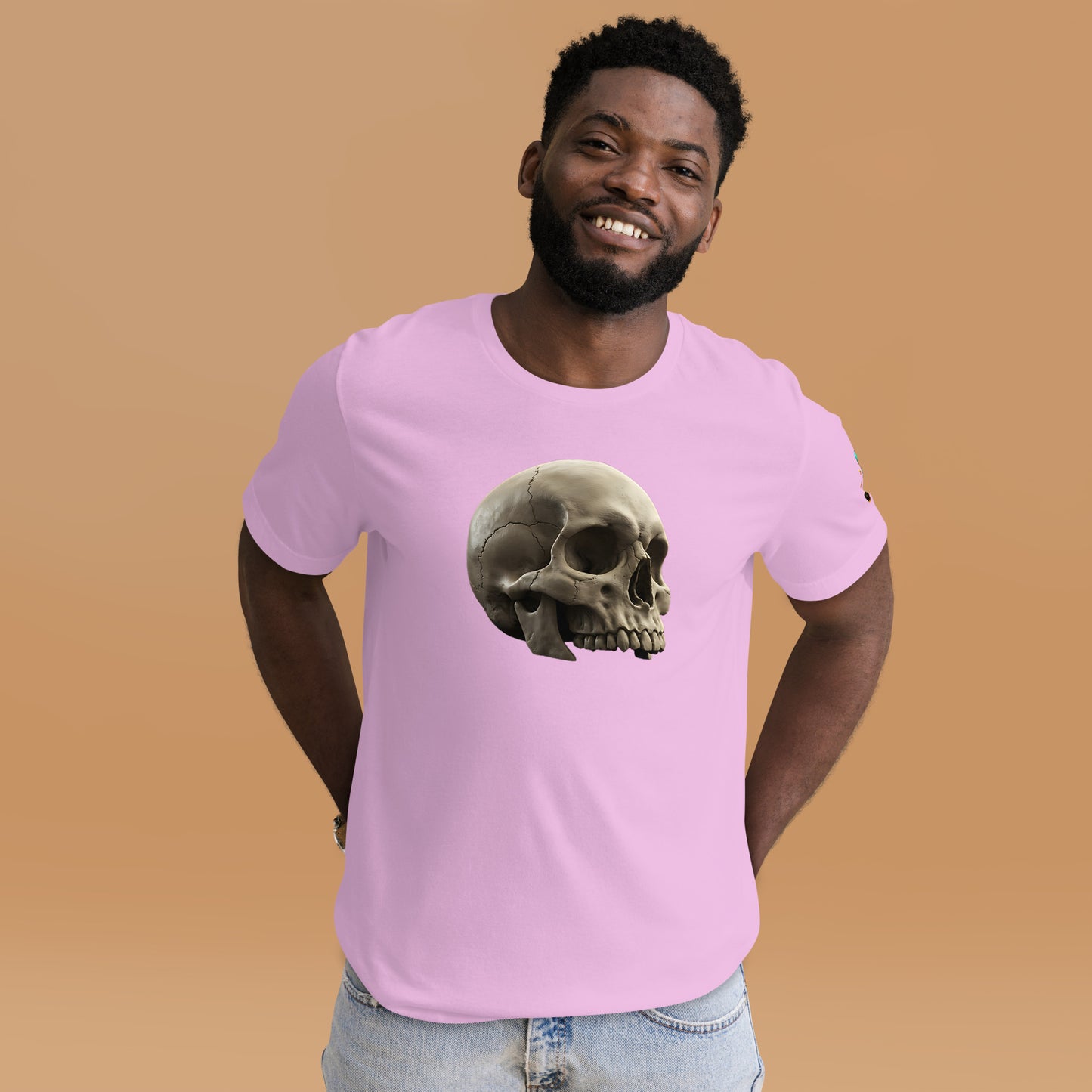 Modelo sonriente luciendo camiseta rosa de manga corta marca Bofetadas, colección 'Calaveras', con calavera real sin mandíbula inferior.