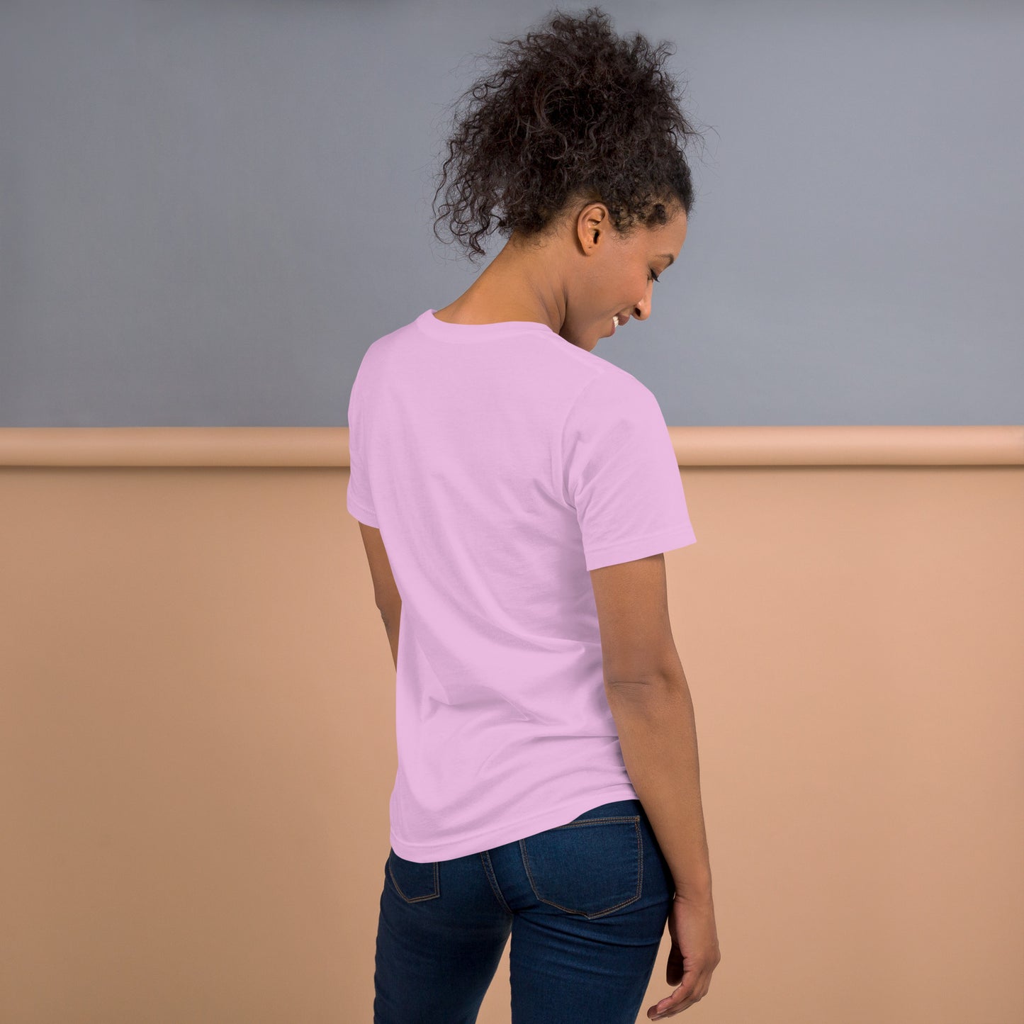 Una modelo sonriente mostrando la vista trasera de camiseta rosa de manga corta, marca Bofetadas, colección 'Pop', sin impresión.