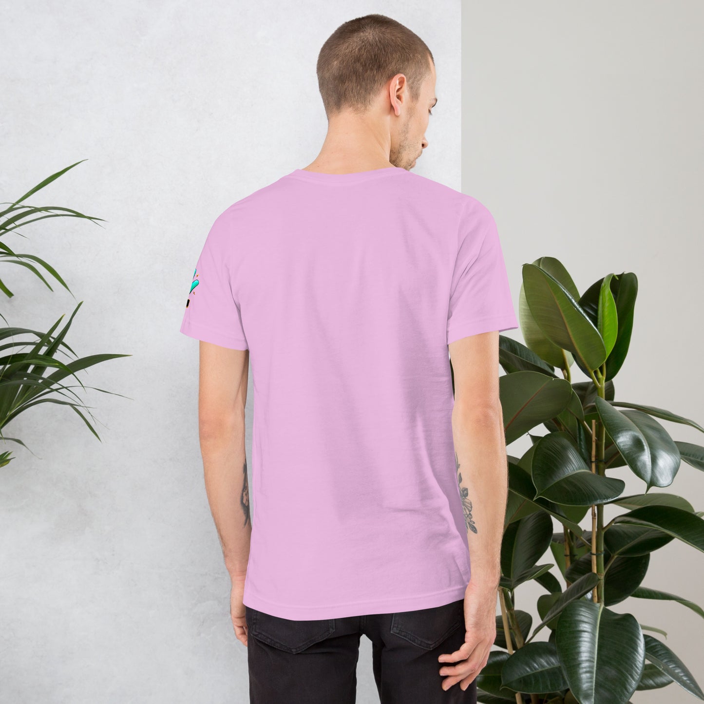 Modelo tatuado mostrando la vista trasera de camiseta rosa de manga corta, marca Bofetadas, colección 'Calaveras', sin impresión.