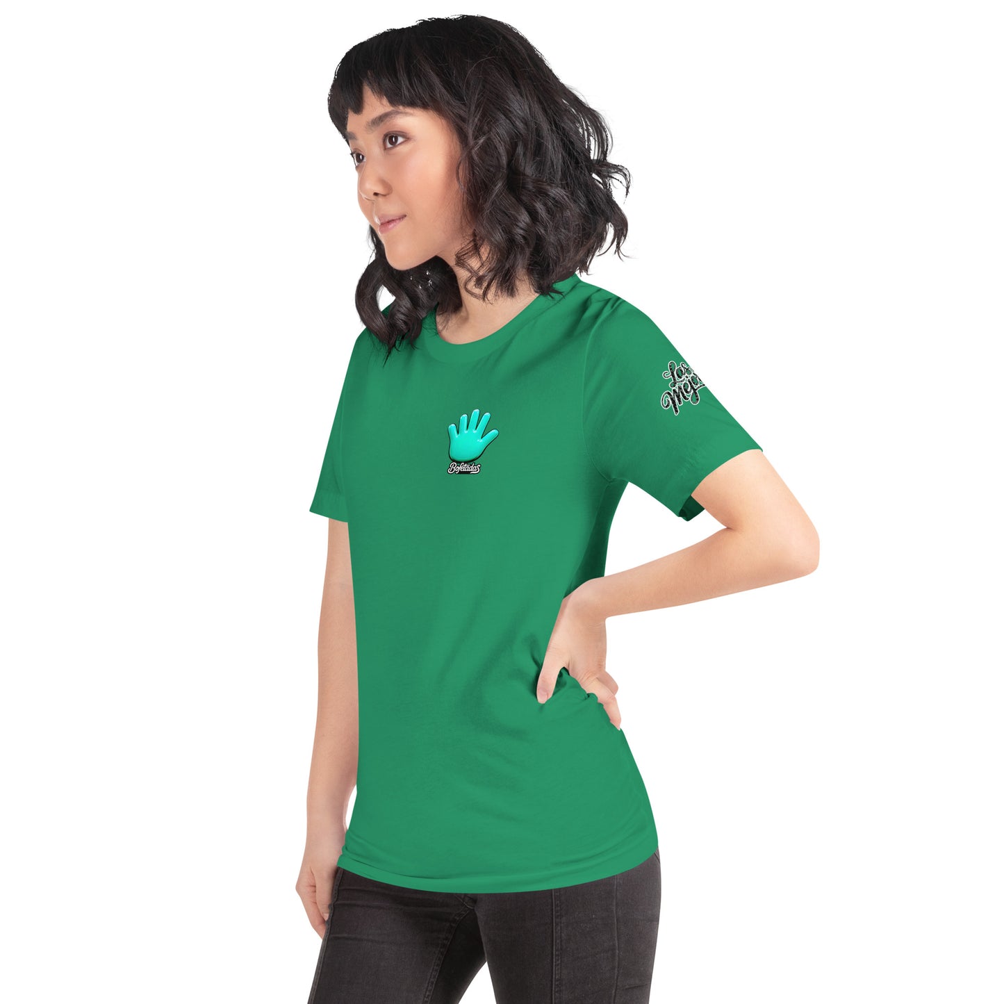 Una modelo luciendo camiseta verde de manga corta marca Bofetadas, colección 'Calaveras'. Vista frontal ladeada con la impresión del logo de la mano azul en el pecho y el texto "Las mejores" en la manga izquierda.