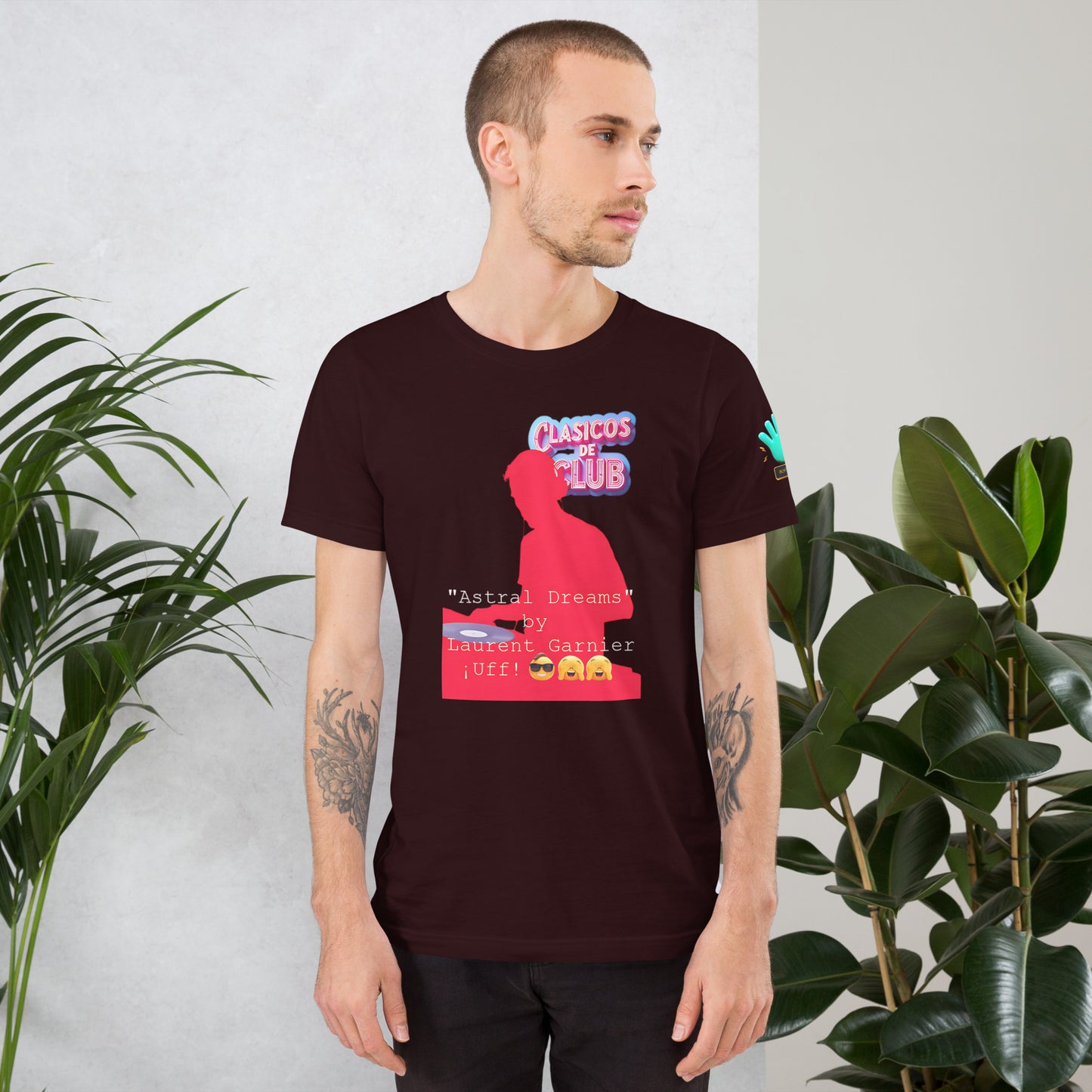 Camiseta marrón de manga corta de la colección Clásicos de Club, dedicada al tema 'Astral Dreams' de Laurent Garnier. Logotipo de la colección, figura de DJ en rojo poniendo discos, vinilo visible y la exclamación 'UFF!' acompañada de tres emojis.