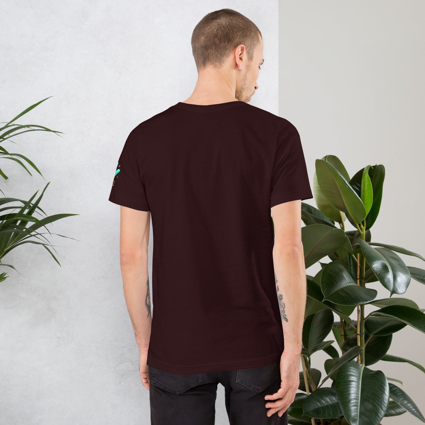 Vista trasera de la camiseta marrón de manga corta de la colección Clásicos de Club, sin impresión.