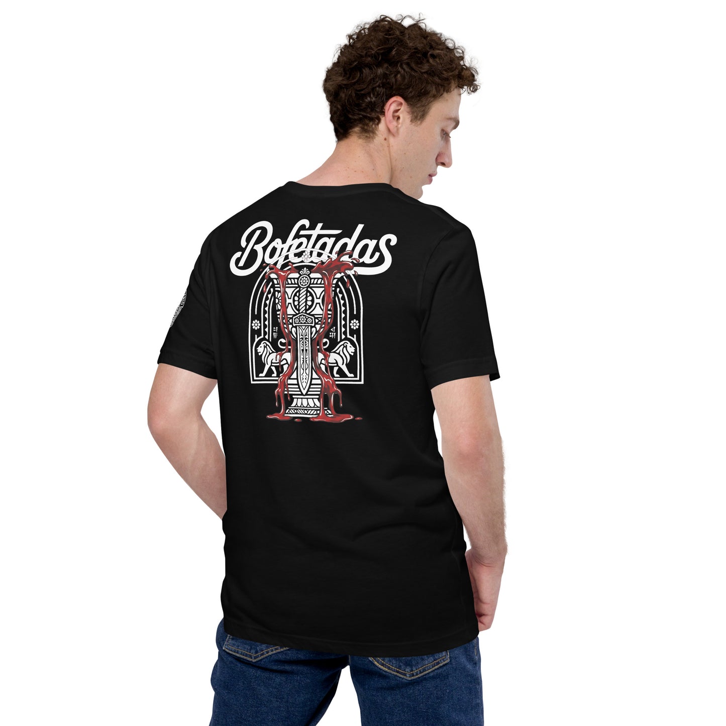 Un modelo con jeans muestra la espalda de esta camiseta negra de Bofetadas de la colección asesinos en serio con la impresión de la tipografía logo de Bofetadas, un escudo con dos leones, una espada y una copa, todo en blanco. Brotan de la copa chorros de sangre roja.