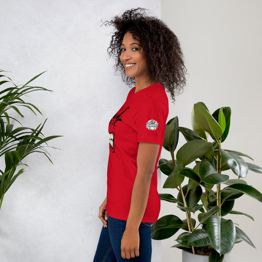 Una modelo sonriente con jeans luce una camiseta de Bofetadas de la colección Emo llamada Furia. Vista lateral con la impresión de La onomatopeya "¡Grrr!" y un lobo en blanco y negro en la manga izquierda.