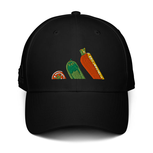 Vista frontal de la gorra negra de la colección Adidas Bofetadas. El bordado de las tres bandas de Adidas está formado por un tomate, un pepino y una zanahoria, representando un estilo de vida saludable.