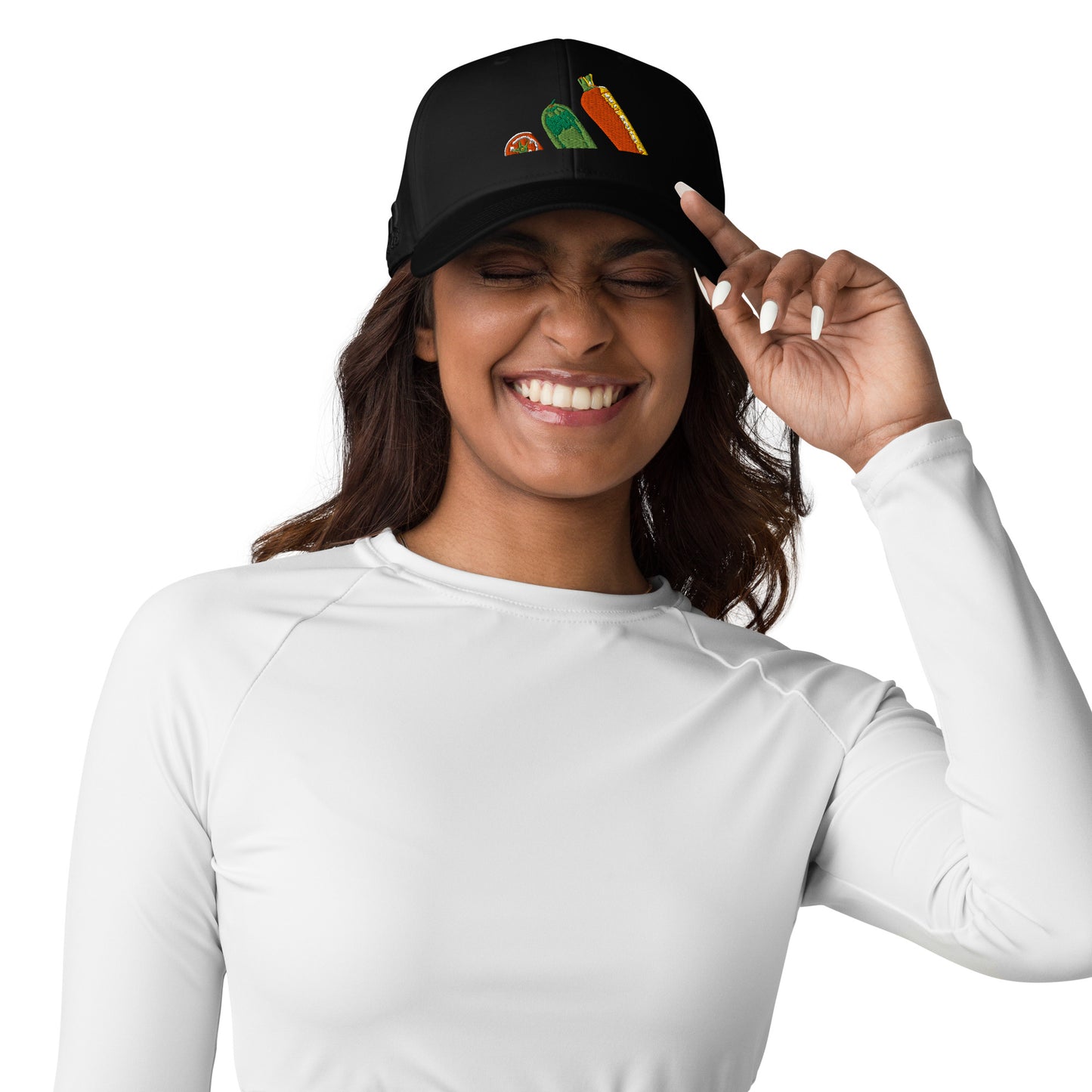 Vista frontal de la gorra negra de la colección Adidas Bofetadas. En el bordado de las tres bandas de Adidas se ven un tomate, un pepino y una zanahoria. La gorra la lleva una modelo.