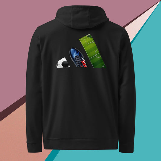 Vista trasera de la sudadera negra con capucha de la colección Adidas Bofetadas, dedicada al fútbol. En el diseño del logotipo de Adidas, las tres bandas están formadas por una pelota, una bota de futbolista y un trozo de campo de fútbol con césped verde.