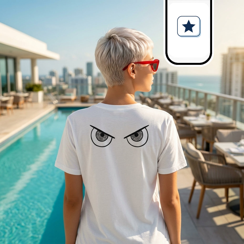 Una mujer de pelo corto platino y gafas de sol rojas aparece de espaldas mirando de perfil hacia el horizonte.
Viste una camiseta blanca de manga corta que lleva estampada en la espalda una ilustración en blanco y negro de dos ojos con mirada desafiante.
Se encuentra en una luminosa terraza en altura, junto a una piscina de aguas turquesas y una zona de restaurante con vistas al mar.