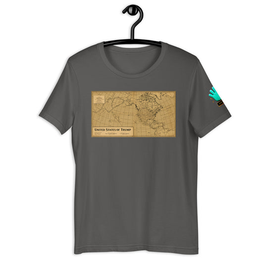 Camiseta colgada en percha, gris de manga corta marca Bofetadas, colección 'Fake', con mapa ficticio 'United States of Trump' (USA, Canadá, Groenlandia, México).