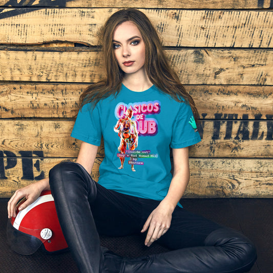 Una modelo sentada en el suelo con jeans y cabello largo luce una camiseta azul de la colección clásicos de club dedicada al track de techno "Inside Out" de "Phuture". Un temazo techno-house de los 90.