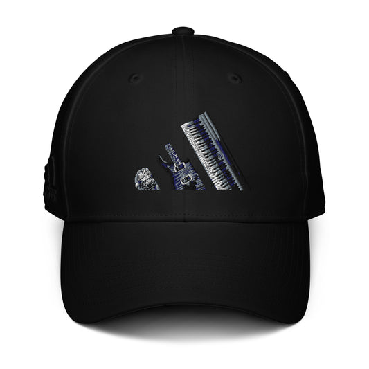 Vista frontal de la gorra negra ajustable de la colección Adidas de Bofetadas, dedicada a los artistas de la canción. En el bordado frontal, las tres bandas del logotipo de Adidas están representadas por un piano, un micrófono y una guitarra.