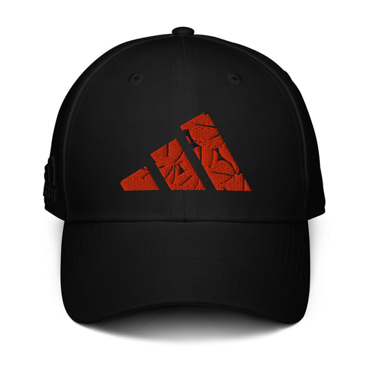 Vista frontal de gorra ajustable negra de la colección Adidas de Bofetadas, con bordado del logotipo de Adidas, cuyas tres bandas están formadas por pelotas de baloncesto apiladas.