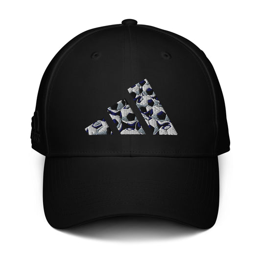 Vista frontal de gorra ajustable negra de la colección Adidas de Bofetadas, con el logotipo de Adidas formado por las tres bandas bordadas con un montón de pelotas de fútbol apiladas.