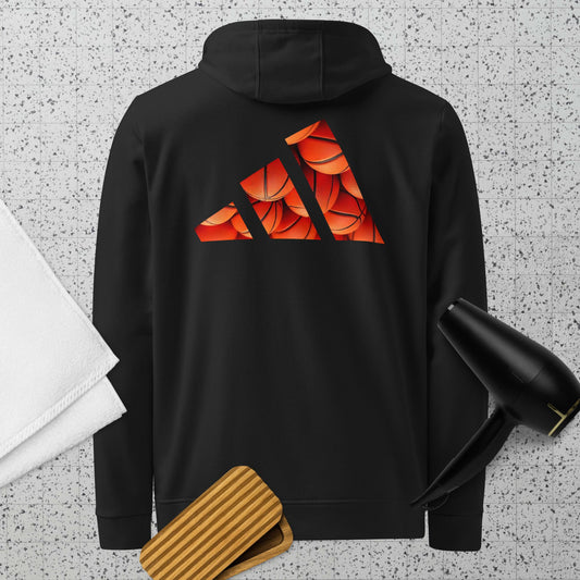 Vista trasera de la sudadera negra con capucha y manga larga de la colección Adidas de Bofetadas. En la parte posterior, las tres barras del logotipo de Adidas están rellenas con balones de baloncesto apilados.