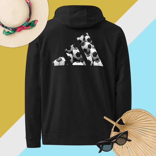 Vista trasera de la sudadera negra con capucha y manga larga de la colección Adidas de Bofetadas. En la parte posterior, las tres barras del logotipo de Adidas están rellenas con balones de fútbol apilados.