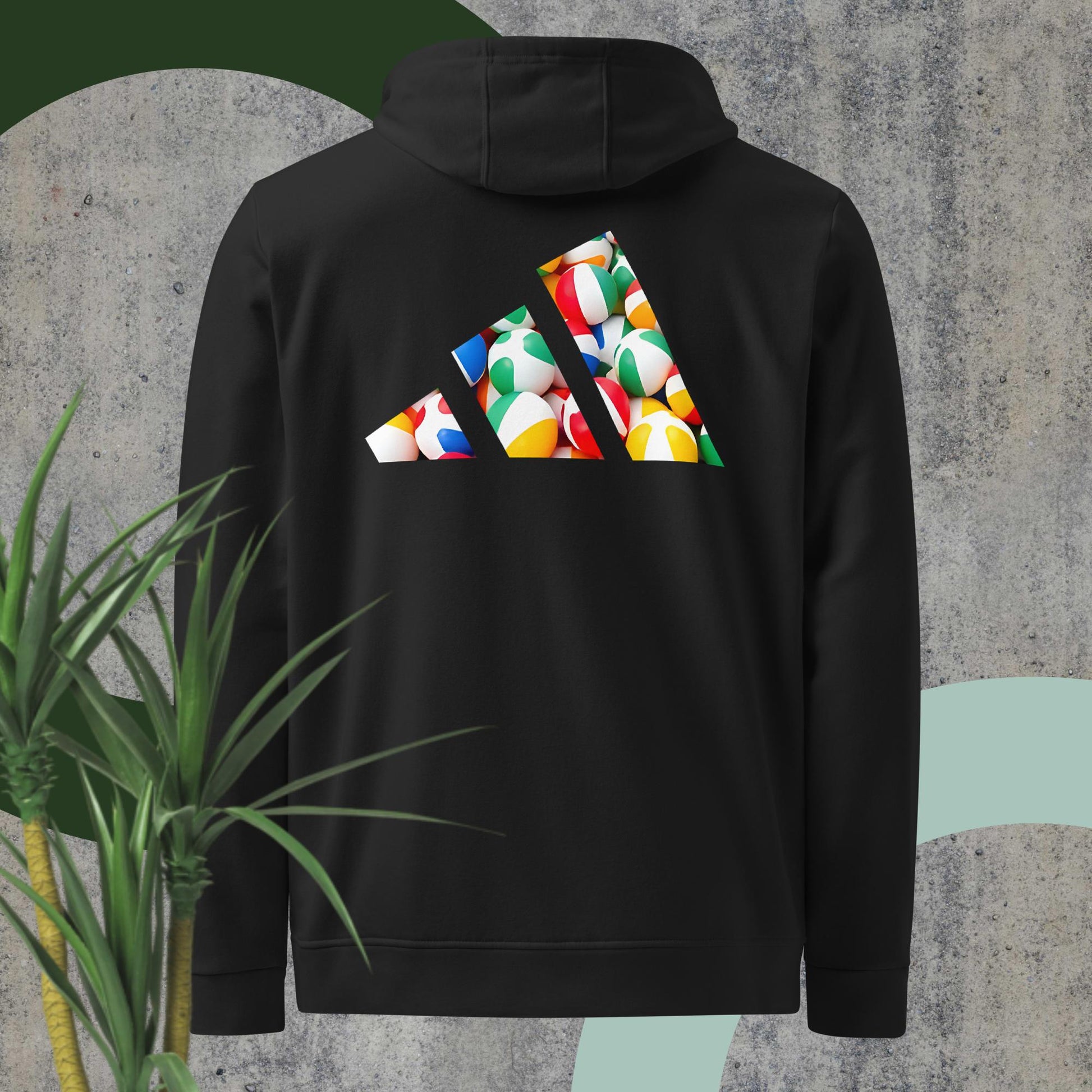 Vista trasera de la sudadera negra de manga larga de la colección Adidas de Bofetadas. Se muestran en grande las tres barras del logotipo de Adidas, rellenas con balones de playa apilados.