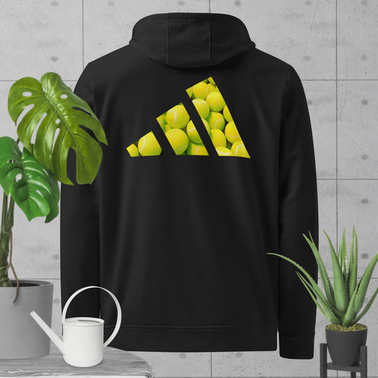Vista trasera de la sudadera negra con capucha y manga larga de la colección Adidas de Bofetadas. En la parte posterior, las tres barras del logotipo de Adidas están rellenas con pelotas de tenis apiladas.