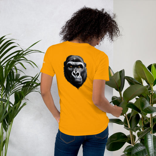 Vista trasera de la camiseta amarilla de manga corta de la colección Animales, llevada por una modelo, con una ilustración de la faz de un gorila impresa.