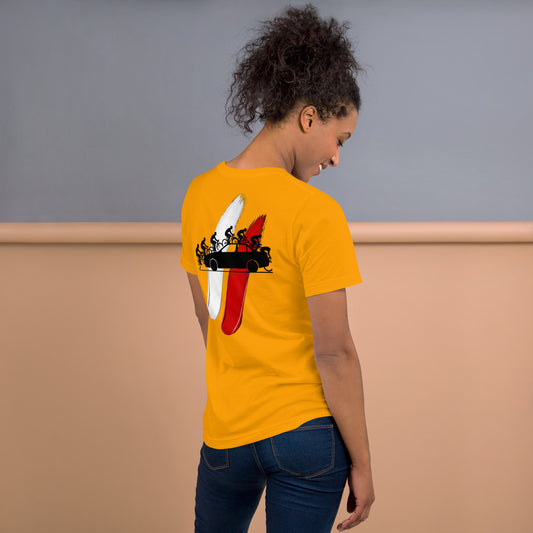 Vista trasera de una camiseta amarilla de manga corta de la colección Causas Sociales, con una ilustración en negro que muestra irónicamente a un coche siendo abordado por varias bicicletas. La luce una modelo con el pelo recogido y jeans. 