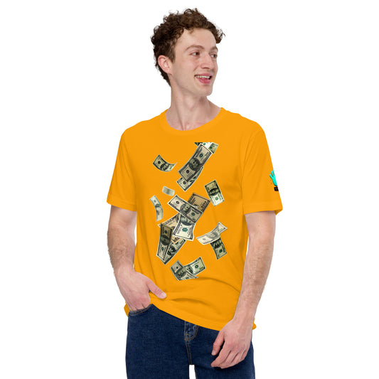 Vista frontal de una camiseta amarilla de manga corta de la colección Irreverentes, llevada por un modelo. En la impresión aparece una ilustración figurativa de una lluvia de dólares.