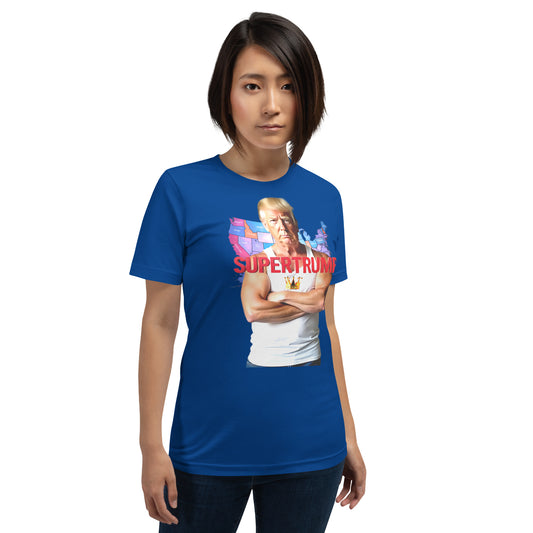 camiseta azul de la colección Celebrities con Donald Trump en el frente, vistiendo una camiseta de tirantes blanca con una corona estampada en el centro. El cuerpo de Trump es de un joven musculoso con los brazos cruzados. Detrás de Trump aparece el mapa de Estados Unidos, y el texto "SuperTrump"
