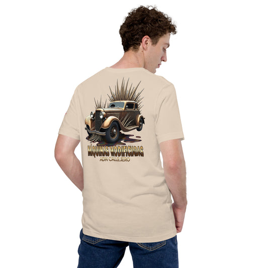 Camiseta azul de manga corta de la marca Bofetadas. En la espalda se muestra la imagen de un coche clásico americano de los años 50, en color marrón metalizado, con detalles de pinchos en el techo, capó, parachoques y lateral de una rueda. También el text "adn callejero y máquinas modificadas. La luce un modelo con jeans azules.