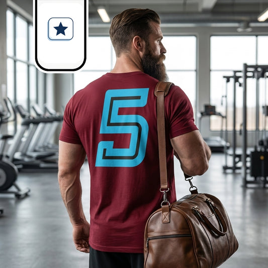 Una toma de espaldas de un hombre musculoso y con barba de perfil mirando hacia un lado, destacando el gran diseño gráfico del número «5» en azul celeste sobre la parte trasera de la camiseta, mientras lleva la bolsa de cuero colgada al hombro.