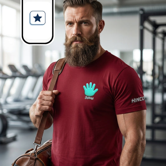 Un plano medio-corto de un hombre atlético con barba frondosa en el gimnasio, sosteniendo la correa al hombro de su bolsa de cuero marrón y mostrando de cerca los detalles frontales de la camiseta granate, con el logo turquesa en el pecho y las letras en la manga.