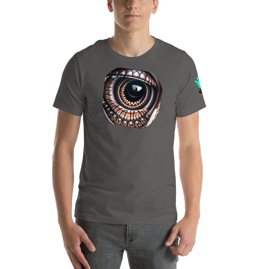 Vista frontal de una camiseta gris de manga corta de la colección Abstracta, llevada por un modelo. En la impresión se muestra un ojo surrealista con textura de piel de serpiente o escamas, en una ilustración artística y llamativa.
