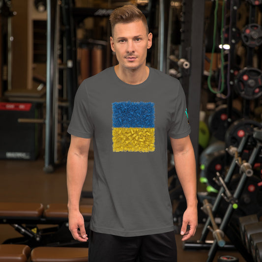 Vista frontal de una camiseta gris de manga corta de la colección Causas Sociales, con una impresión de la bandera de Ucrania formada por muelles que simbolizan la resistencia. La camiseta la lleva un modelo.