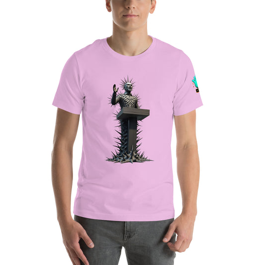 Vista frontal de una camiseta rosa de manga corta de la marca Bofetadas, con una ilustración realizada con un patrón de pinchos que representa a un predicador con la mano alzada junto a un atril. Perteneciente a la colección Abstracta.