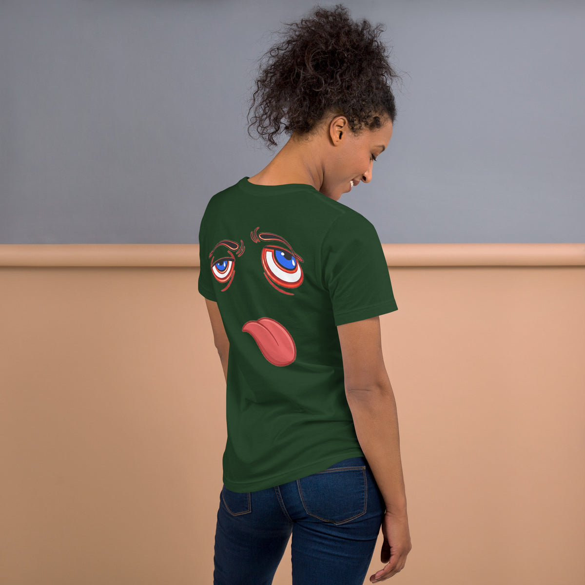 Una modelo de espaldas nos muestra la camiseta verde de la colección "Mirada" con la impresión de unos ojos  y una lengua irrespetuosa en la espalda.