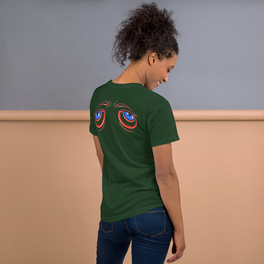Una modelo de espaldas nos muestra la camiseta verde de la colección "Mirada" con la impresión de unos ojos en la espalda.