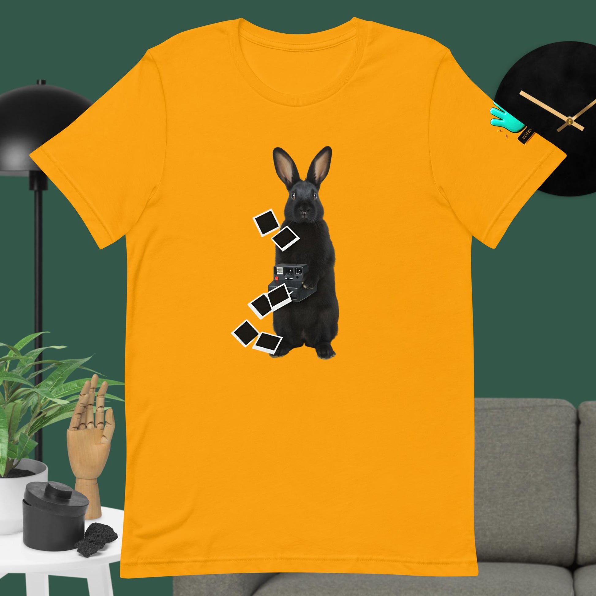 Camiseta amarilla de manga corta marca Bofetadas, colección Animales, con impresión frontal de un conejo haciendo fotos con una Polaroid.