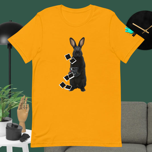 Camiseta amarilla de manga corta marca Bofetadas, colección Animales, con impresión frontal de un conejo haciendo fotos con una Polaroid.