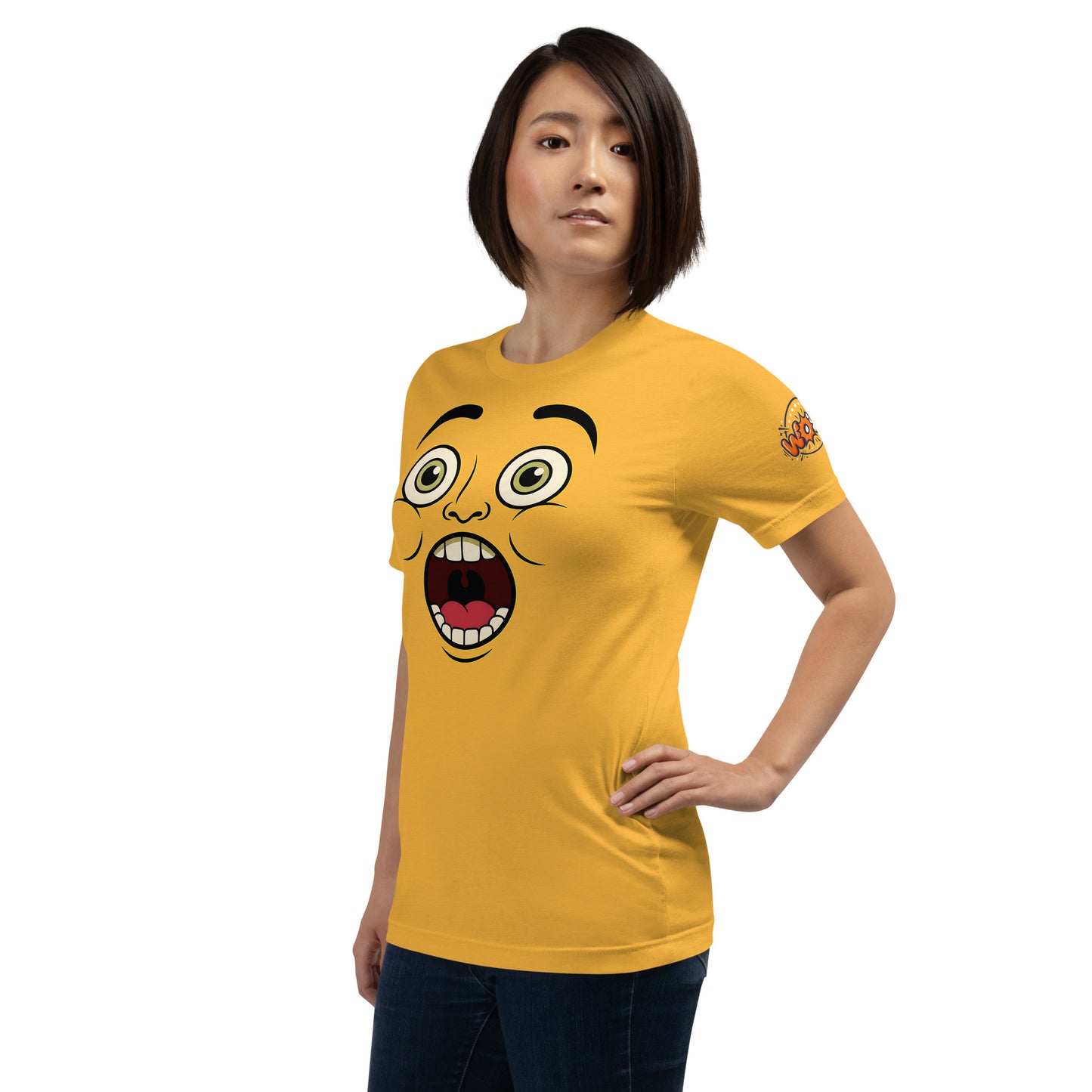 Una modelo en vista frontal luce una camiseta amarilla de Bofetadas de la colección Emo con la expresión de sorpresa impresa en la delantera y la palabra Wow como un logotipo en la manga izquierda.