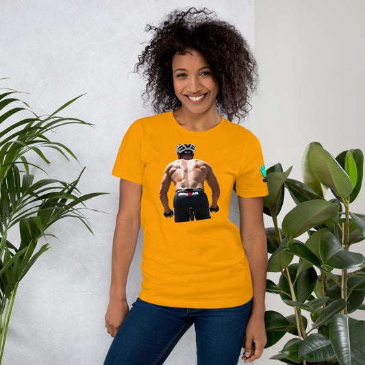 Modelo luce camiseta amarilla de manga corta marca Bofetadas, colección 'Actividades Extremas', con espalda de ciclista Ironman y texto 'Ironman' en short.