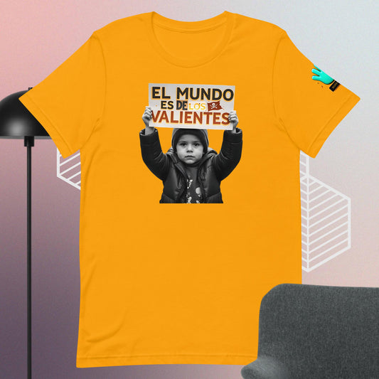 Camiseta amarilla de manga corta marca Bofetadas, colección 'Frases y Mensajes', con niño sujetando letrero 'En mundos de los valientes'.